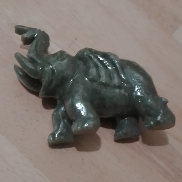 Green Emperial Jade elephant trunk up - Picture 4 of 4